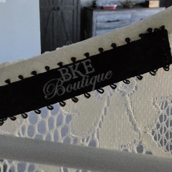 BKE Cream Lace 3/4 Sleeve Blouse - Picture 2 of 2